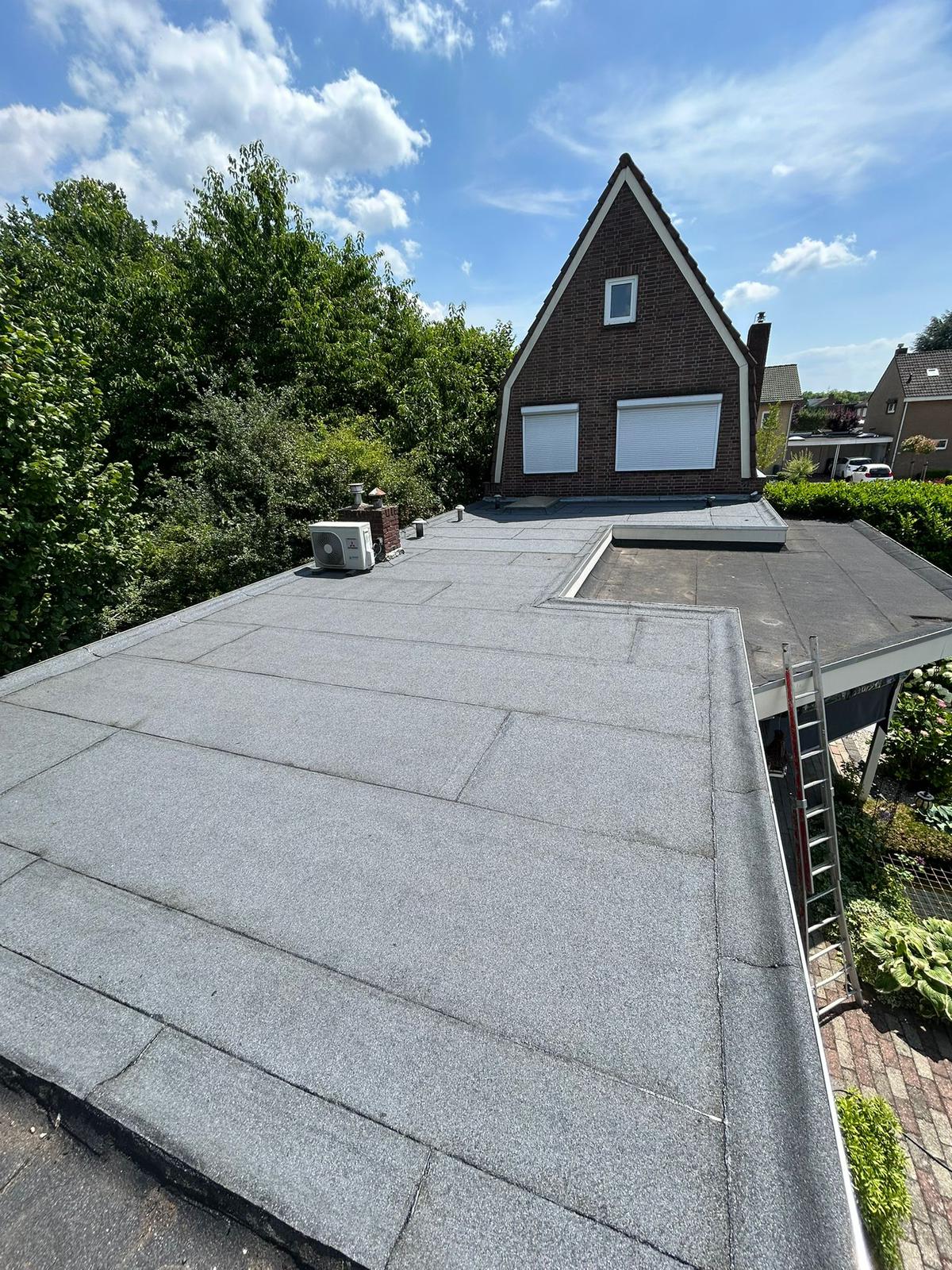 Lang plat dak met lichtkoepel